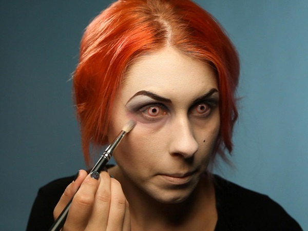 Trucco spaventoso per Halloween con le tue mani per ragazze e ragazze