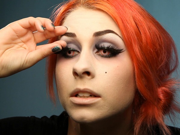 Trucco spaventoso per Halloween con le tue mani per ragazze e ragazze