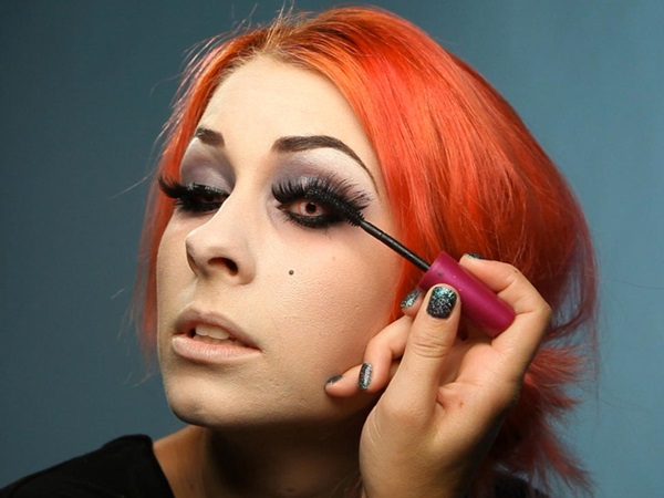Trucco spaventoso per Halloween con le tue mani per ragazze e ragazze