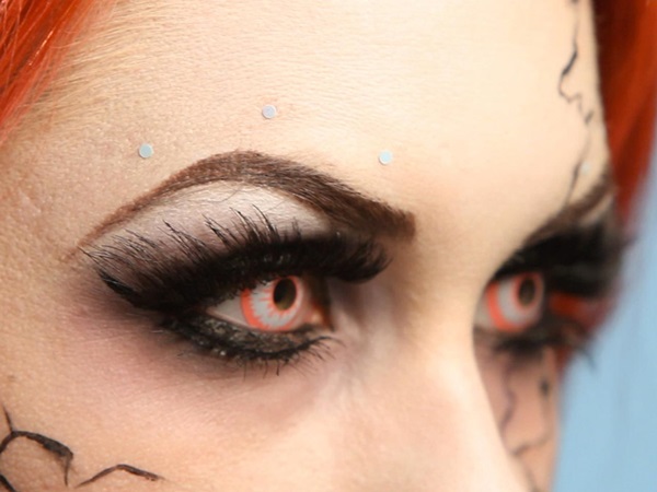Trucco spaventoso per Halloween con le tue mani per ragazze e ragazze
