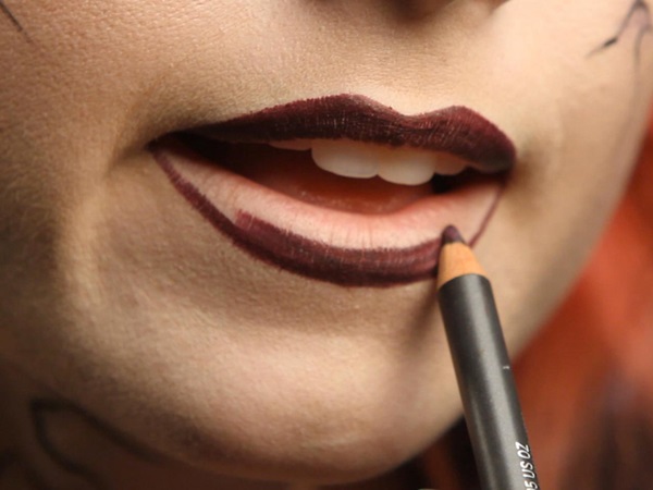 Trucco spaventoso per Halloween con le tue mani per ragazze e ragazze