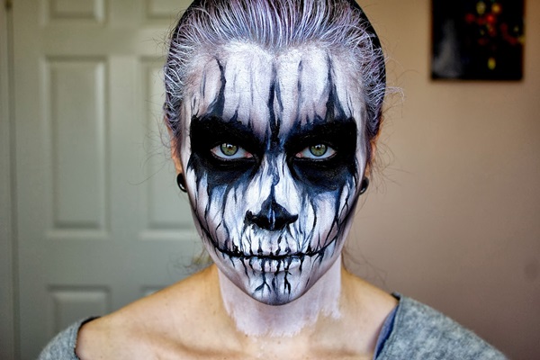 Trucco spaventoso per Halloween con le tue mani per ragazze e ragazze