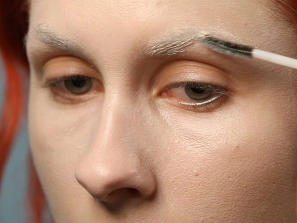 Trucco spaventoso per Halloween con le tue mani per ragazze e ragazze