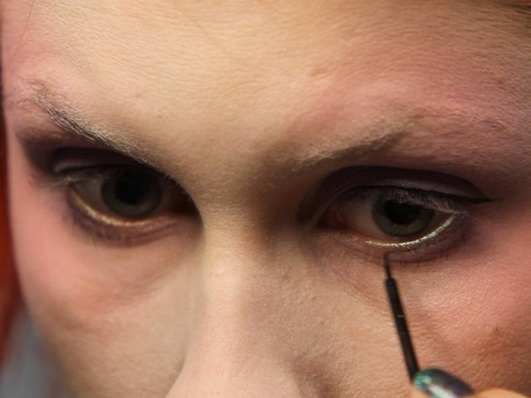 Trucco spaventoso per Halloween con le tue mani per ragazze e ragazze