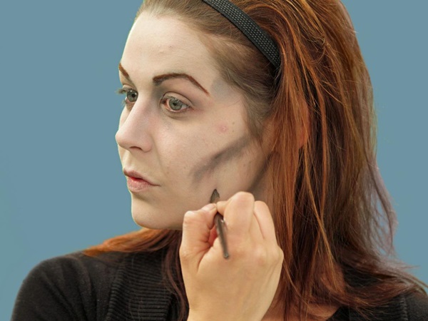 Trucco spaventoso per Halloween con le tue mani per ragazze e ragazze