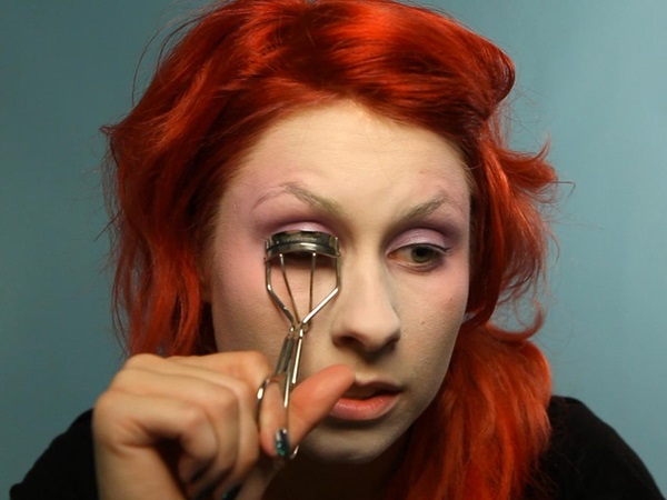 Trucco spaventoso per Halloween con le tue mani per ragazze e ragazze
