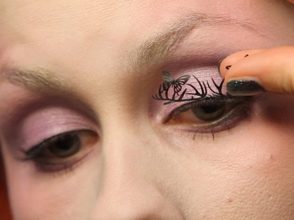 Trucco spaventoso per Halloween con le tue mani per ragazze e ragazze