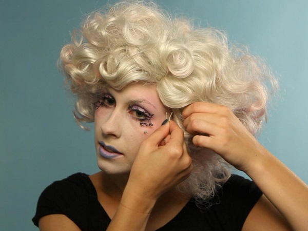 Trucco spaventoso per Halloween con le tue mani per ragazze e ragazze