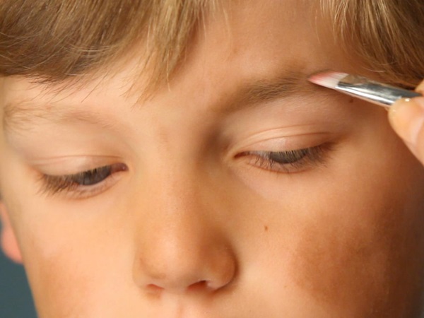 Trucco spaventoso per Halloween con le tue mani per ragazze e ragazze