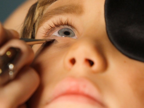 Trucco spaventoso per Halloween con le tue mani per ragazze e ragazze