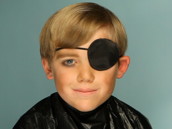 Trucco spaventoso per Halloween con le tue mani per ragazze e ragazze