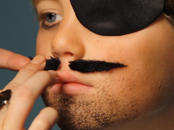 Trucco spaventoso per Halloween con le tue mani per ragazze e ragazze