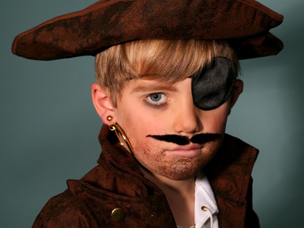 Trucco spaventoso per Halloween con le tue mani per ragazze e ragazze