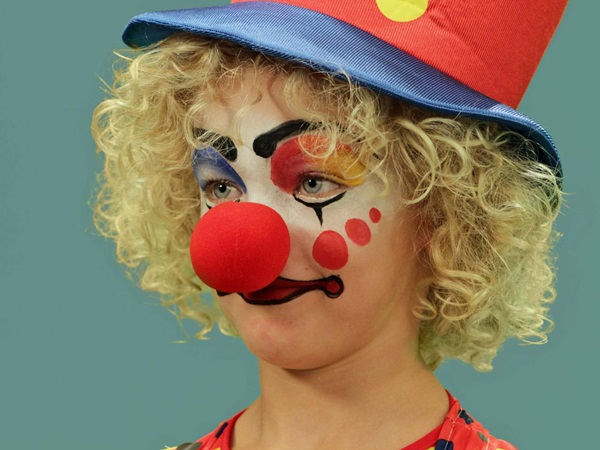 Trucco spaventoso per Halloween con le tue mani per ragazze e ragazze