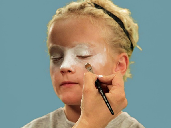 Trucco spaventoso per Halloween con le tue mani per ragazze e ragazze