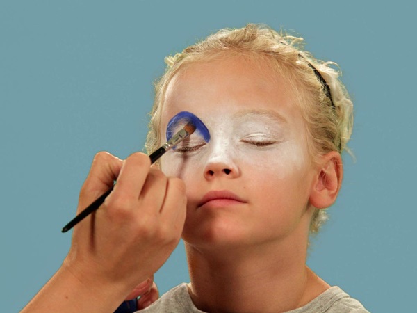 Trucco spaventoso per Halloween con le tue mani per ragazze e ragazze