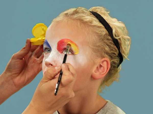 Trucco spaventoso per Halloween con le tue mani per ragazze e ragazze