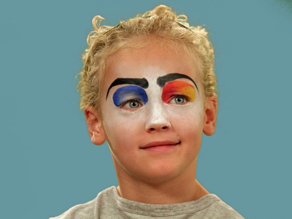 Trucco spaventoso per Halloween con le tue mani per ragazze e ragazze