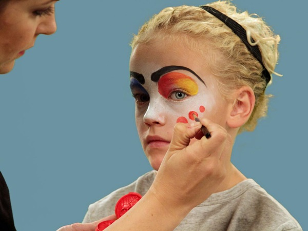 Trucco spaventoso per Halloween con le tue mani per ragazze e ragazze