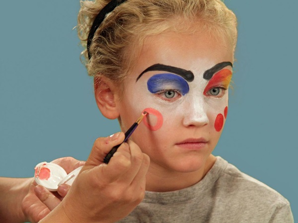 Trucco spaventoso per Halloween con le tue mani per ragazze e ragazze