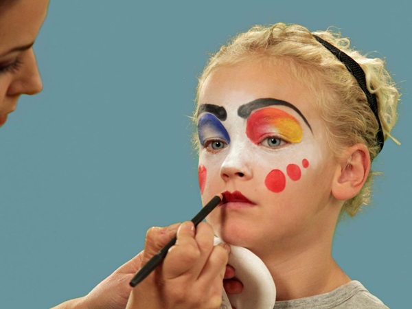 Trucco spaventoso per Halloween con le tue mani per ragazze e ragazze