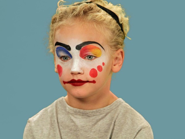 Trucco spaventoso per Halloween con le tue mani per ragazze e ragazze