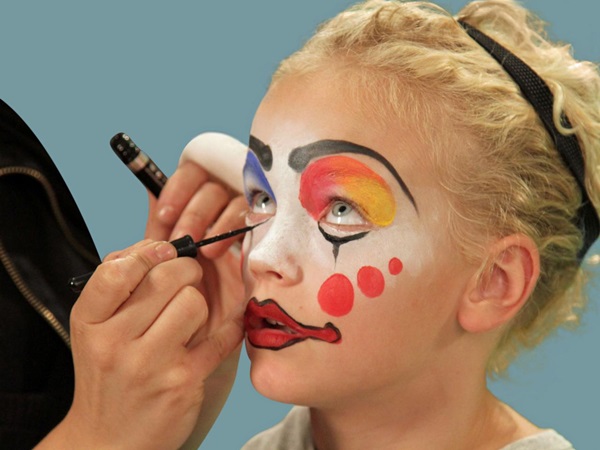 Trucco spaventoso per Halloween con le tue mani per ragazze e ragazze