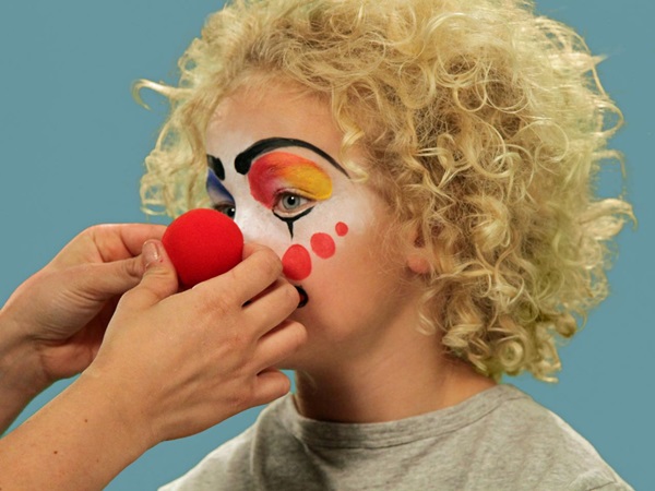Trucco spaventoso per Halloween con le tue mani per ragazze e ragazze