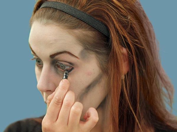 Trucco spaventoso per Halloween con le tue mani per ragazze e ragazze