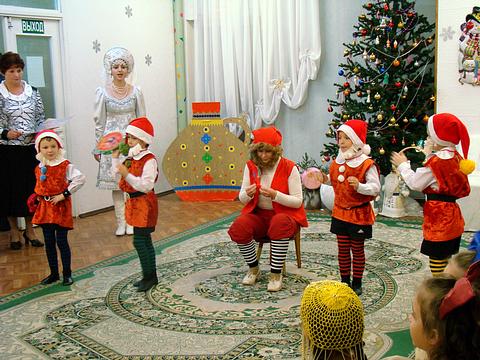 i bambini celebrano il nuovo anno