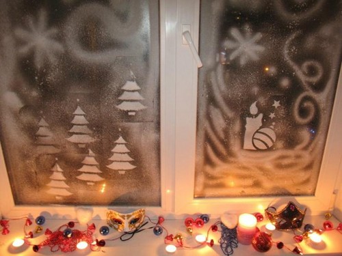 Chiamiamo una vacanza in casa: disegniamo bellissimi disegni di fine anno sulle finestre