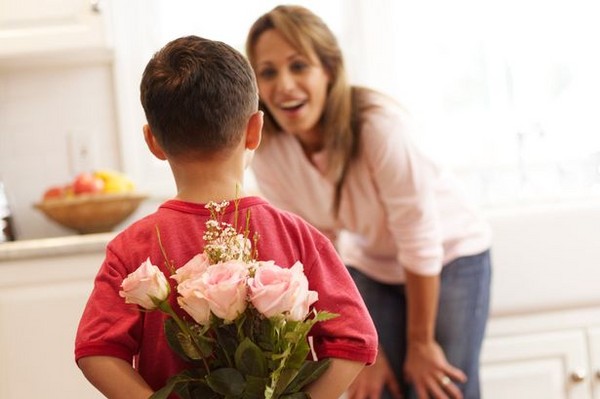 Canzoni per la festa della mamma con testi e musica: divertenti per bambini, moderni per adolescenti e studenti delle scuole superiori, toccando per adulti