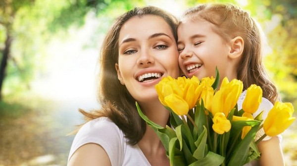 Toccando le lacrime della canzone a mia madre da suo figlio e sua figlia, testi per adulti e bambini, musica in video