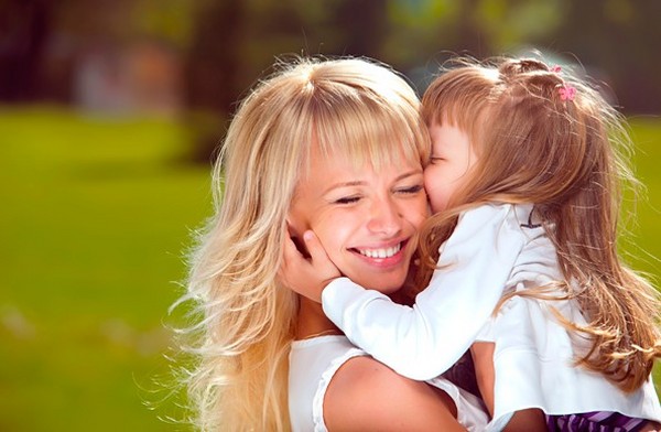 Toccando le lacrime della canzone a mia madre da suo figlio e sua figlia, testi per adulti e bambini, musica in video