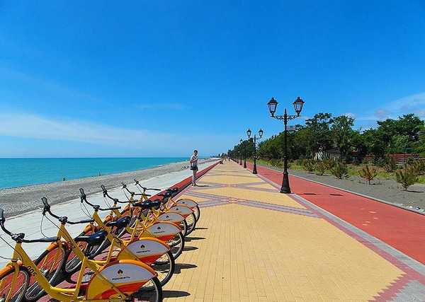 Il tempo a Sochi nel settembre 2016 è previsto dal centro idrometeorologico e secondo le recensioni dei turisti, la temperatura dell'acqua e dell'aria a Sochi nel mese di settembre