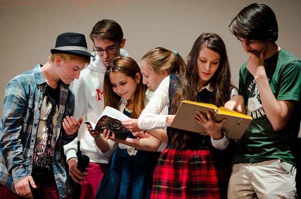 Dedizione agli studenti: sceneggiature, competizioni, alterazioni del canto