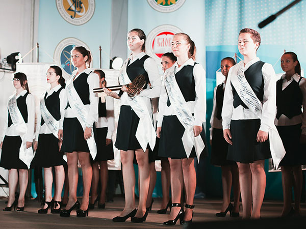 Dedizione agli studenti: sceneggiature, competizioni, alterazioni del canto