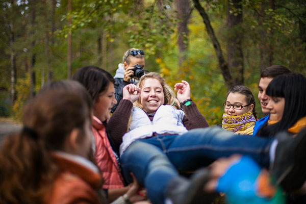 Dedizione agli studenti: sceneggiature, competizioni, alterazioni del canto