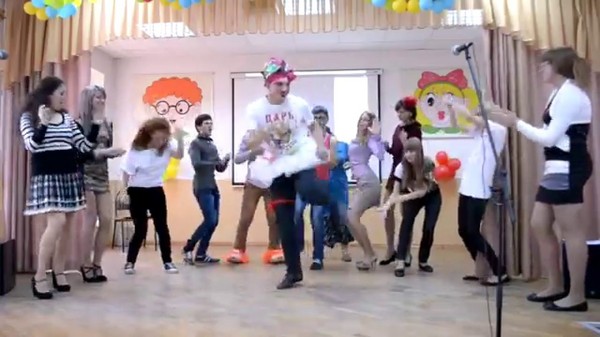 Scenari divertenti e moderni per il Teacher's Day a scuola e all'università - congratulazioni da parte di classi junior e senior