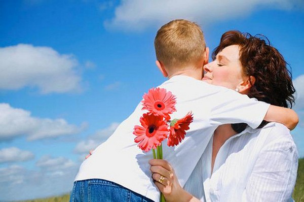 Le scene per la festa della mamma sono divertenti e brevi per un asilo nido, scuola elementare e studenti delle scuole superiori