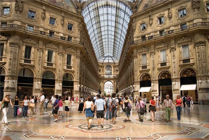 Shopping in Italia: le caratteristiche di acquistare vestiti a Milano
