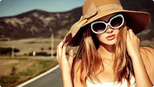 Accessori alla moda per un viaggiatore avido