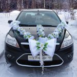 Decorazione di auto di nozze da mani proprie