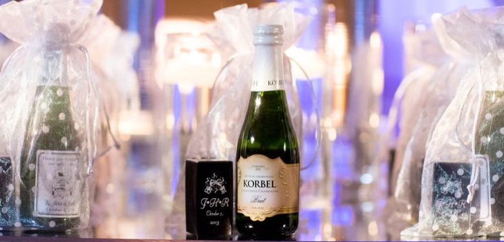 Decorare lo champagne nuziale con le tue mani