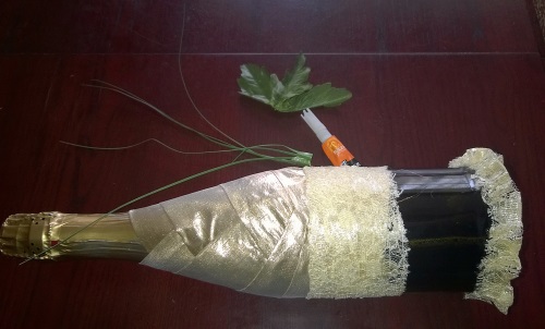 Decorare lo champagne nuziale con le tue mani