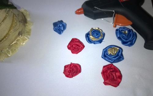 Decorare lo champagne nuziale con le tue mani