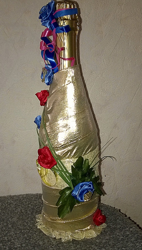 Decorare lo champagne nuziale con le tue mani