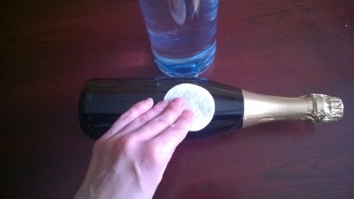 Decorare lo champagne nuziale con le tue mani