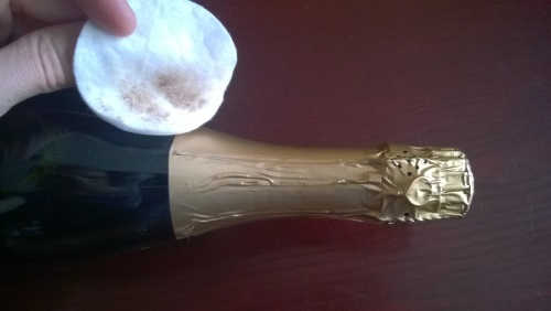 Decorare lo champagne nuziale con le tue mani