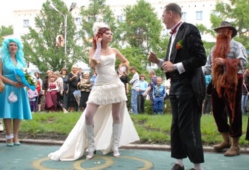 Tradizioni del prezzo della sposa: una sceneggiatura e poster moderni